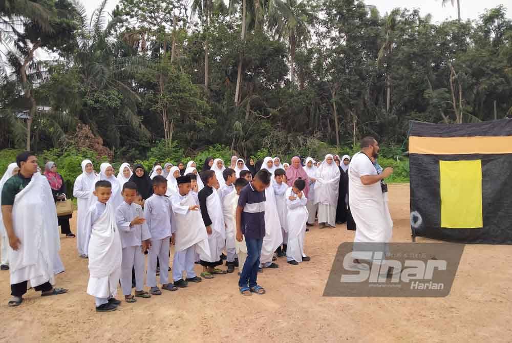 Ahli Rumah Ngaji Komuniti Teluk Muroh merasai pengalaman tawaf melalui simulasi yang dijalankan sempena Kursus Umrah Perdana di Homestay D'Leemaz, Teluk Muroh pada Ahad.