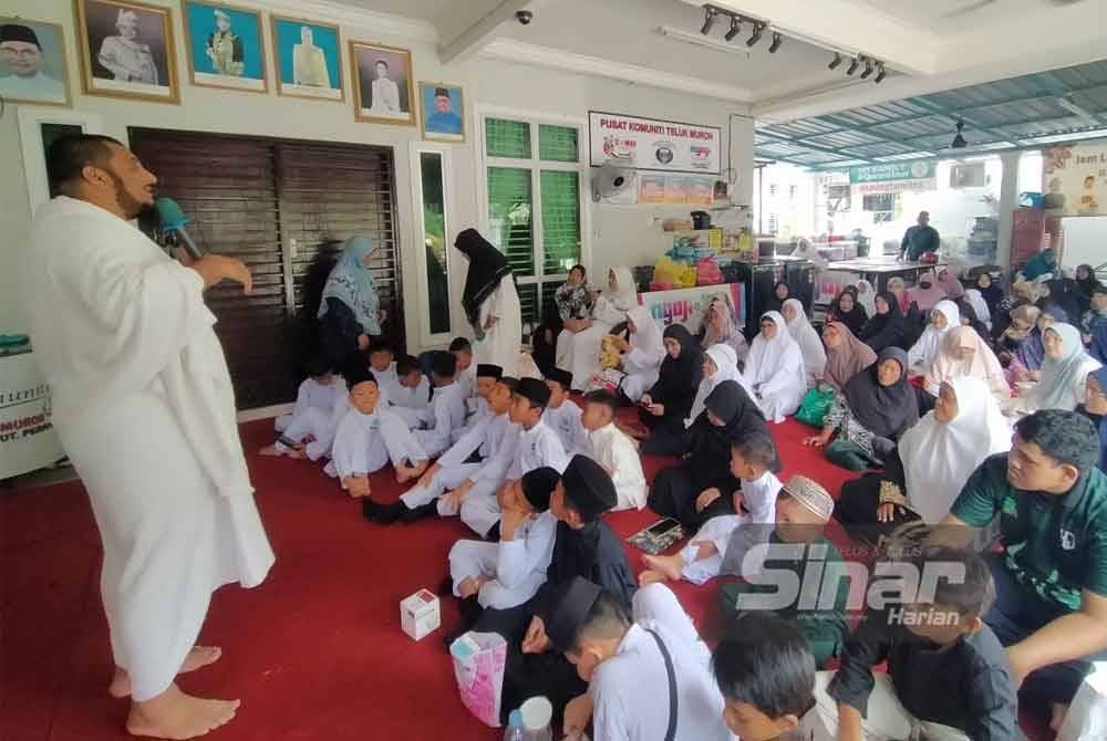 Mohd Faiz (kiri) menyampaikan ceramah kepada peserta yang terdiri daripada ahli Rumah Ngaji Komuniti Teluk Muroh sempena Kursus Umrah Perdana di Homestay D'Leemaz, Teluk Muroh pada Ahad.