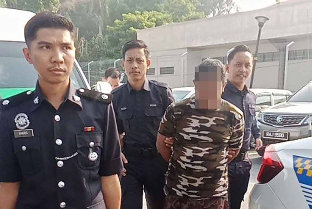 Seorang penoreh getah mengaku tidak bersalah di Mahkamah Sesyen pada Rabu atas dua pertuduhan merogol anak perempuan kandungnya sejak 2019.