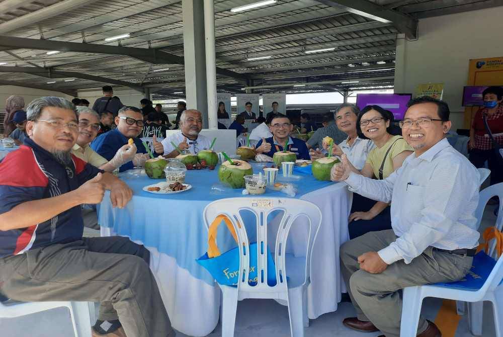 Yew Aik (empat dari kanan) bersama-sama perunding Hospital Pantai Ayer Keroh di jamuan durian pada 13 Julai lalu.
