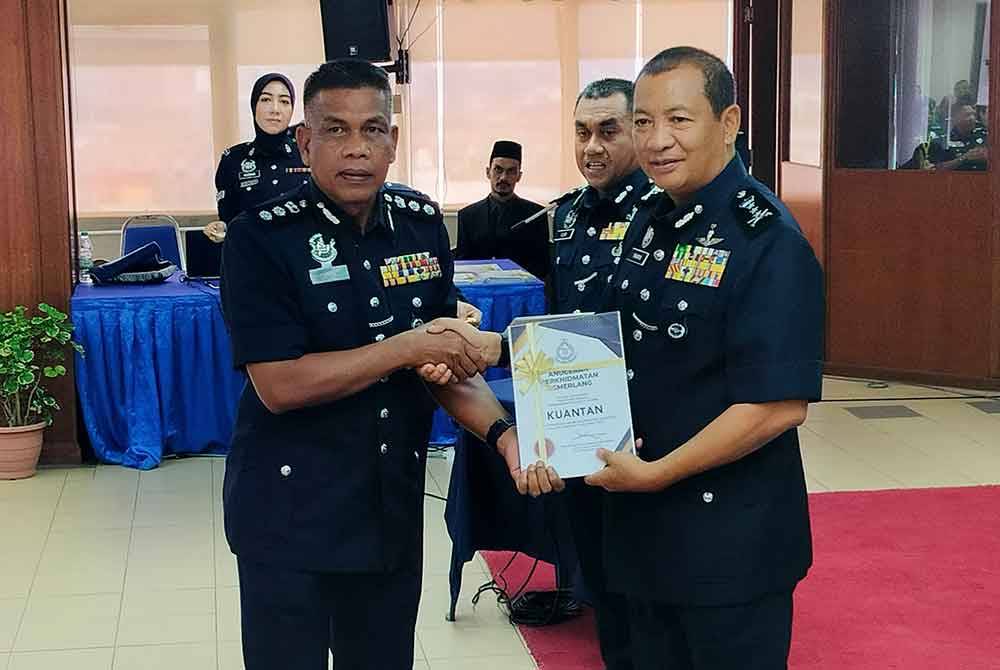 Yahaya menyampaikan Sijil Anugerah Perkhidmatan Cemerlang kepada Ketua Polis Daerah Kuantan, Asisten Komisioner Wan Mohd Zahari Wan Busu pada Majlis Pemakaian Pangkat dan Penyerahan Anugerah Perkhidmatan Cemerlang Kepada Ketua Jabatan dan Ketua Polis Daerah Kontinjen Pahang di Dewan Tun Razak, IPK Pahang pada Rabu.