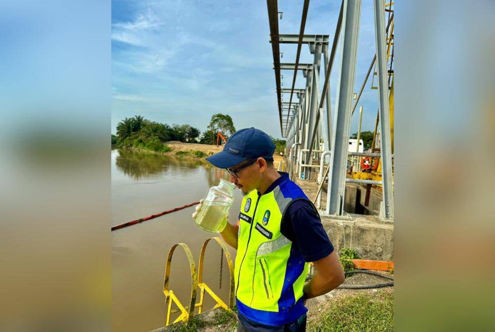Kakitangan Lembaga Urus Air Selangor (LUAS) membuat pemantauan di Sungai Kuang dan Sungai Sembah yang terjejas pencemaran bau pada Selasa. Foto FB LUAS