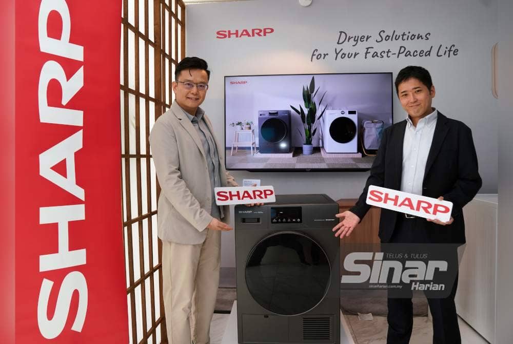 Hiroshi Hatsushiba (kanan) bersama Ting Yang Chung (kiri) semasa majlis pelancaran siri 'My Second Washer' di ibu pejabat SHARP Malaysia Seksyen 27 pada Rabu. Foto SINAR HARIAN-ROSLI TALIB