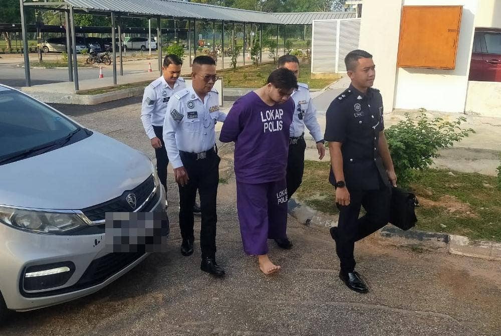 Anggota polis mengiringi tertuduh ke Mahkamah Majistret Kuala Selangor pada Rabu.