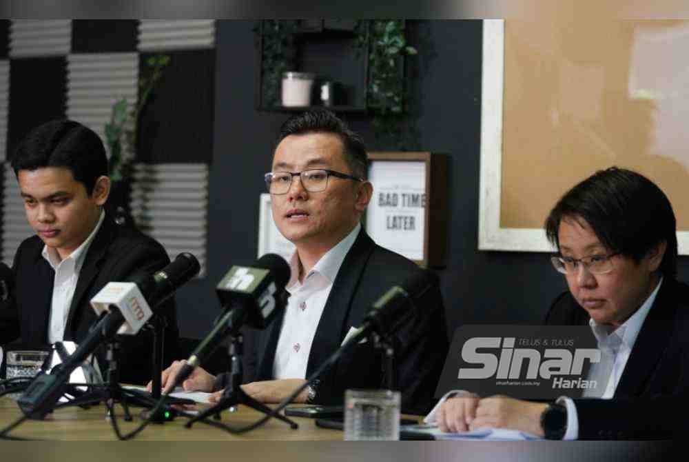 KK Chua (tengah) bersama peguamnya, Lim Zi Whei dan Syed Ahmad Naqiuddin Syed Mohammad Rizal dari Zi & Associates. Foto Sinar Harian - ROSLI TALIB