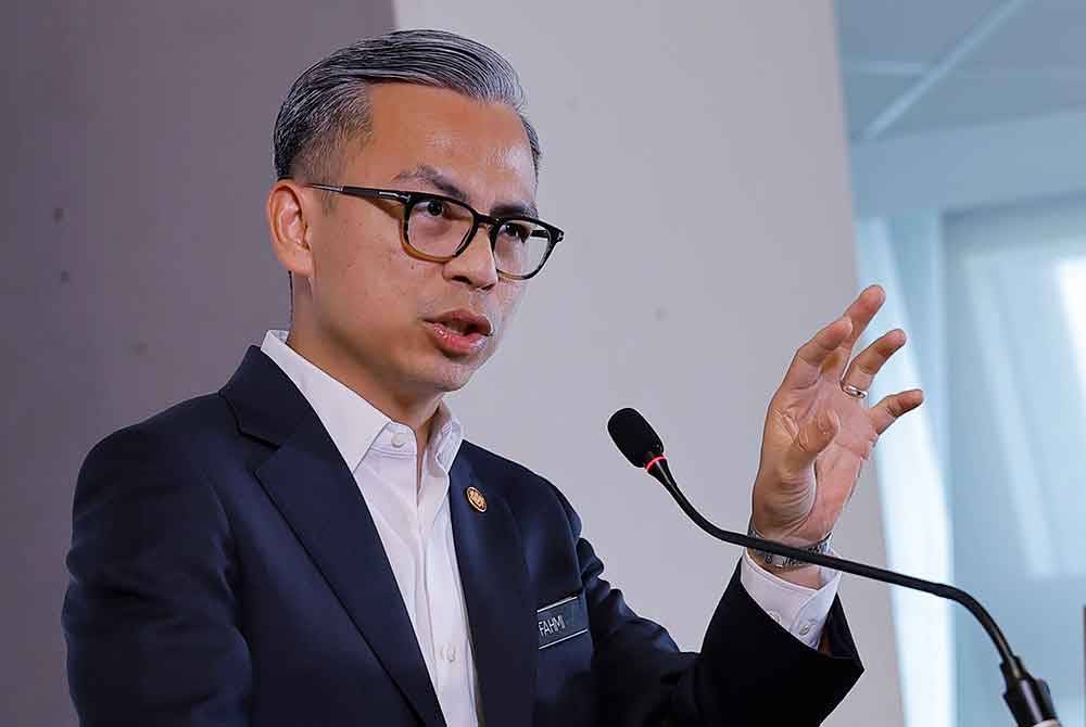 Menteri Komunikasi Fahmi Fadzil bercakap pada sidang media di kementeriannya pada Rabu. Foto Bernama