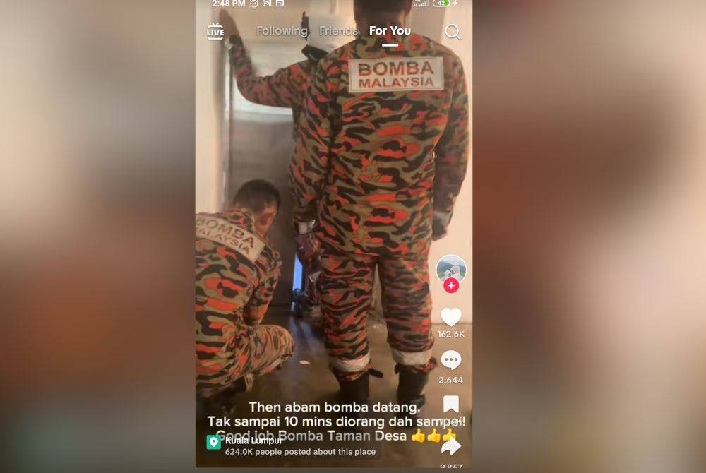 Pasukan bomba tiba bagi membantu Nurul Sakinah yang terperangkap di dalam lif.