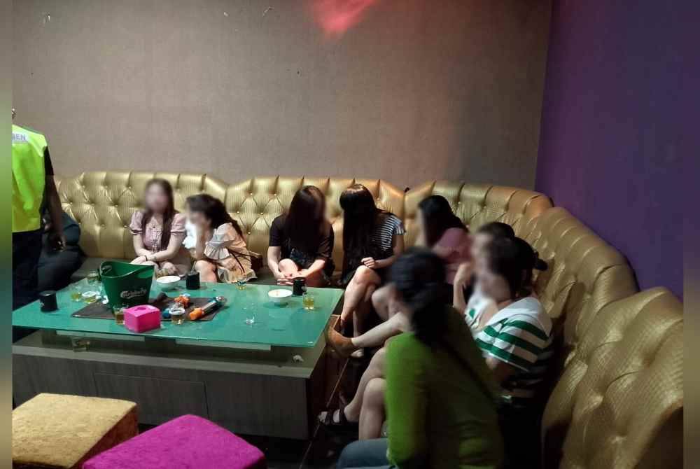 
PATI ditahan di sebuah pusat hiburan. Foto imigresen