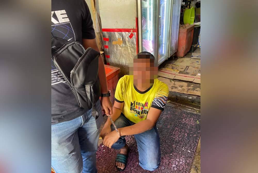 Antara warga asing yang ditahan menerusi serbuan yang dijalankan dekat Kampung Masjid, Jalan Segambut Dalam Rabu.