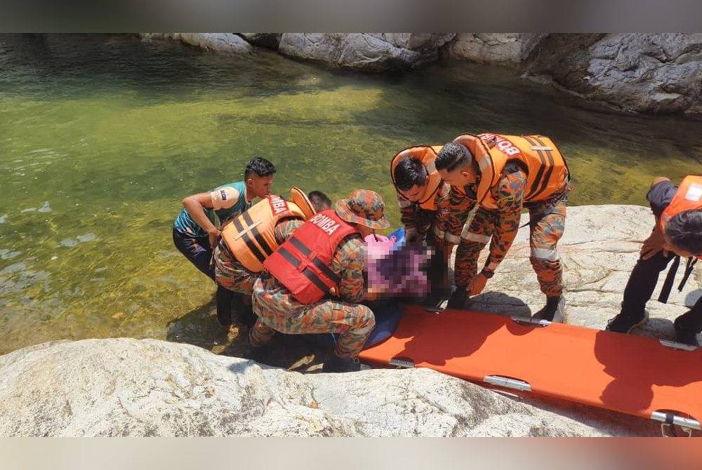 Dua mayat mangsa lemas dibawa ke Unit Forensik Hospital Dungun untuk tindakan lanjut.