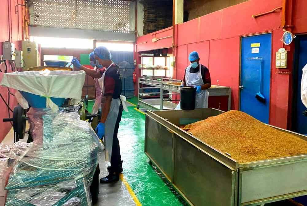 
Anak bongsu daripada dua beradik itu membuat keputusan nekad tersebut bagi memastikan legasi pengusahaan rempah ratus yang diusahakan oleh ayah serta datuknya sejak 1967 tidak lenyap ditelan zaman.