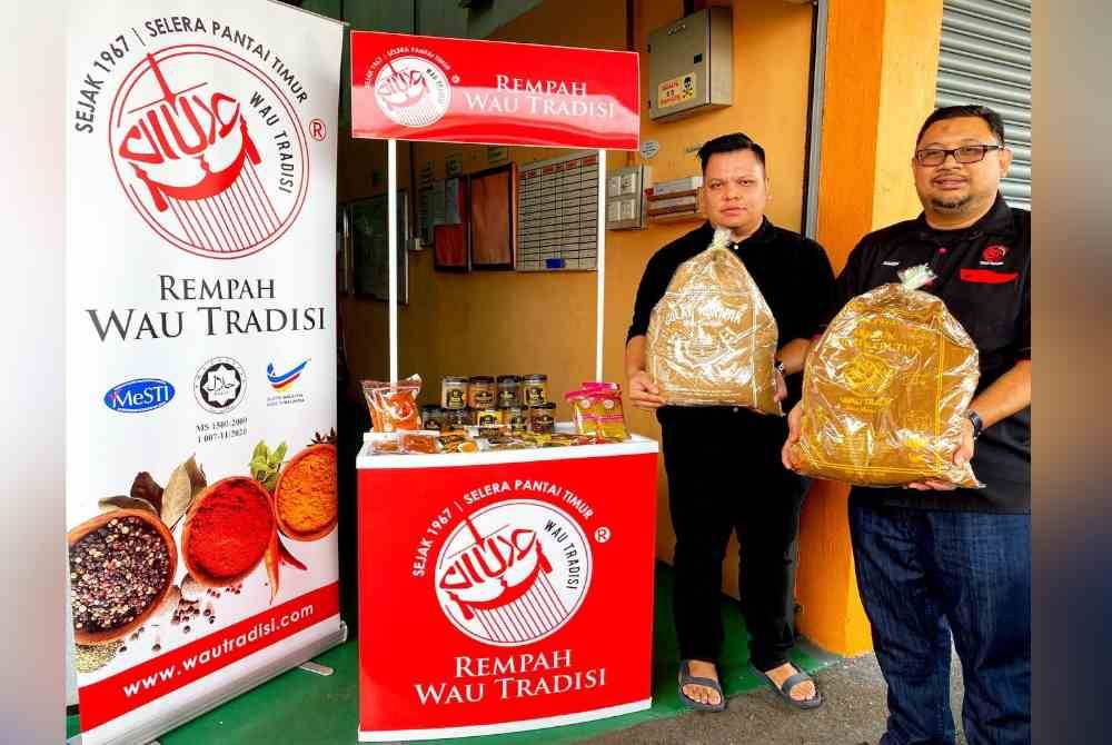 
Mohd Anazim (kanan) yang merupakan mahasiswa lulusan kejuruteraan sivil dari UiTM sanggup mengetepikan cita-citanya untuk bergelar sebagai seorang jurutera.