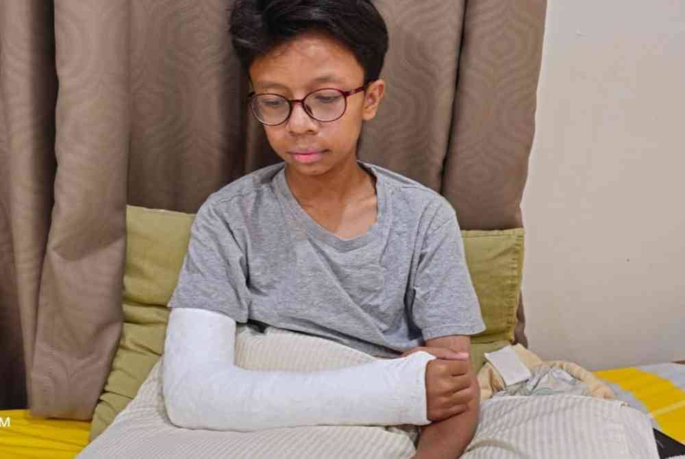 
Mangsa serangan anjing liar, Shafiq Sharif patah tangan kanan selepas terjatuh ketika melarikan diri dari anjing liar dalam kejadian pada 21 Mei lalu.