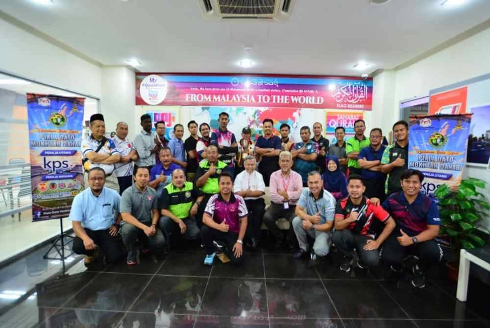 Emran (duduk, tengah) bersama barisan penganjur dan wakil pasukan selepas majlis undian di Shah Alam pada Rabu.