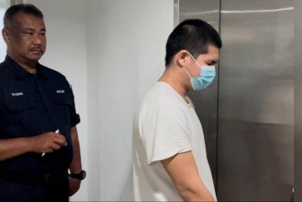 Muhammad Hanif (kanan) ketika dibawa ke Mahkamah Tinggi Kuala Terengganu pada Rabu. Foto Astro AWANI