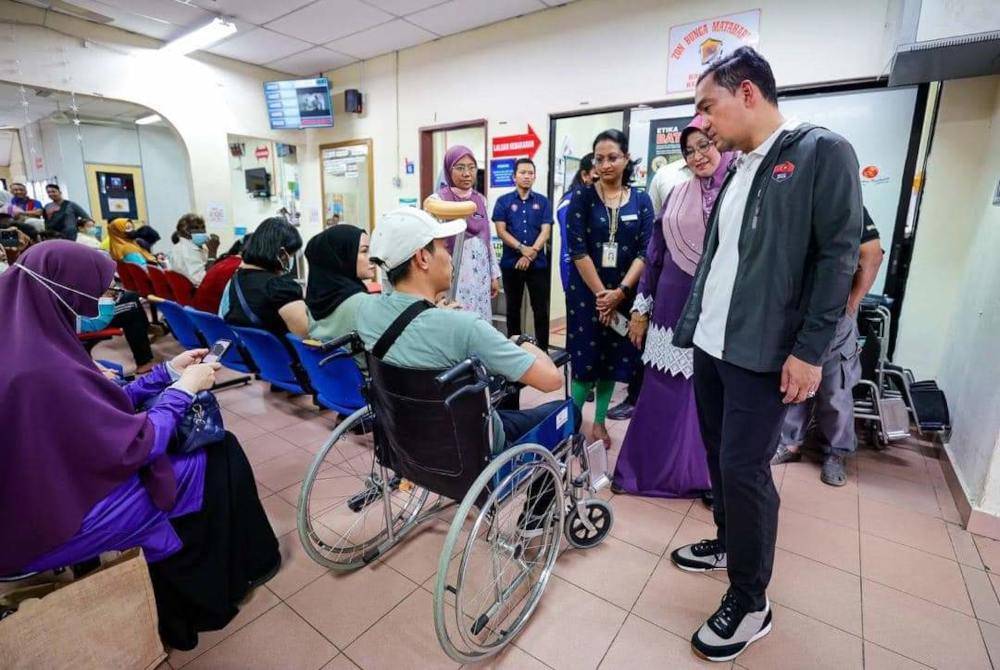 Onn Hafiz bertanyakan sesuatu kepada pelawat di Klinik Kesihatan Kulai. Foto Facebook MB