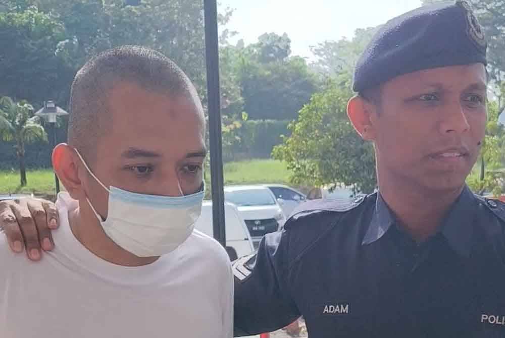 Hafizul (kiri) dibawa ke Mahkamah Sesyen Sepang pada Khamis, bagi sebutan semula kes melepaskan tembakan di KLIA Terminal 1, pada April lalu.