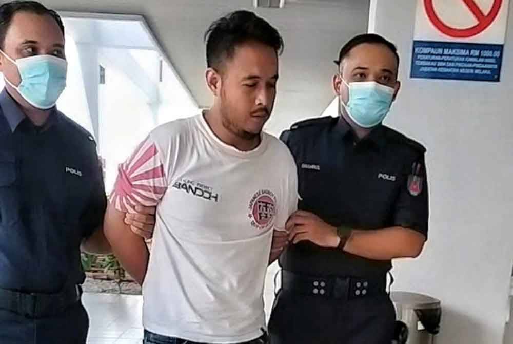 Mohd Ridzuan (tengah) ketika dibawa keluar dari Mahkamah Masjitret di sini, pada Khamis.