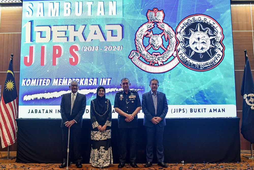 Azri (dua dari kanan) semasa Majlis Sambutan 1 Dekad Penubuhan JIPS di Bukit Aman.
