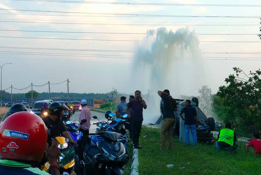 Orang ramai turut singgah bagi menyaksikan kejadian.