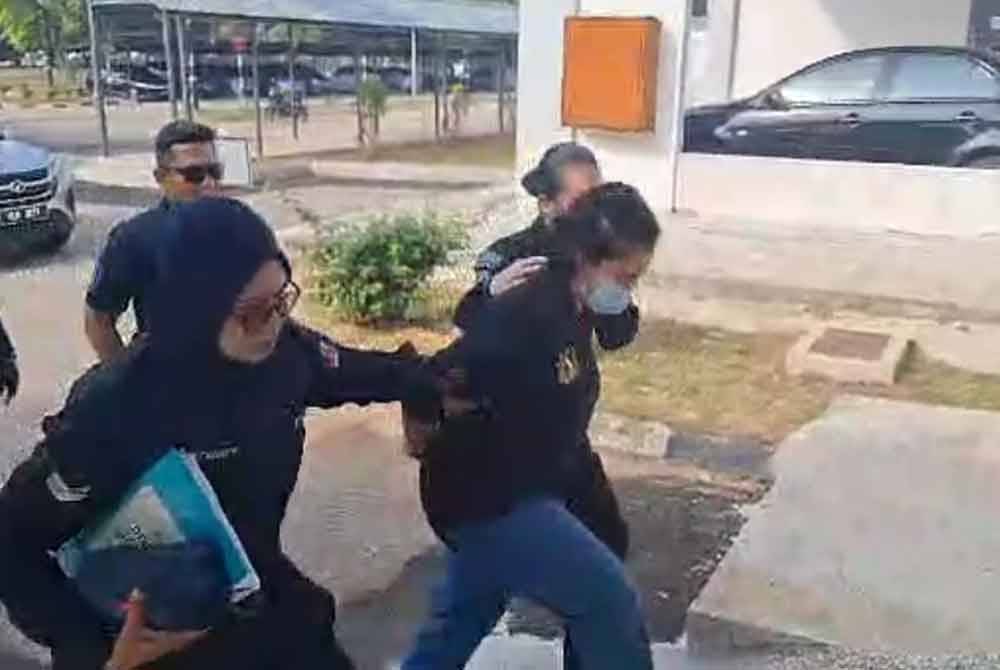 Sharifah Faraha diringi polis dibawa ke Mahkamah Sesyen Kuala Selangor di sini pada pada Khamis.