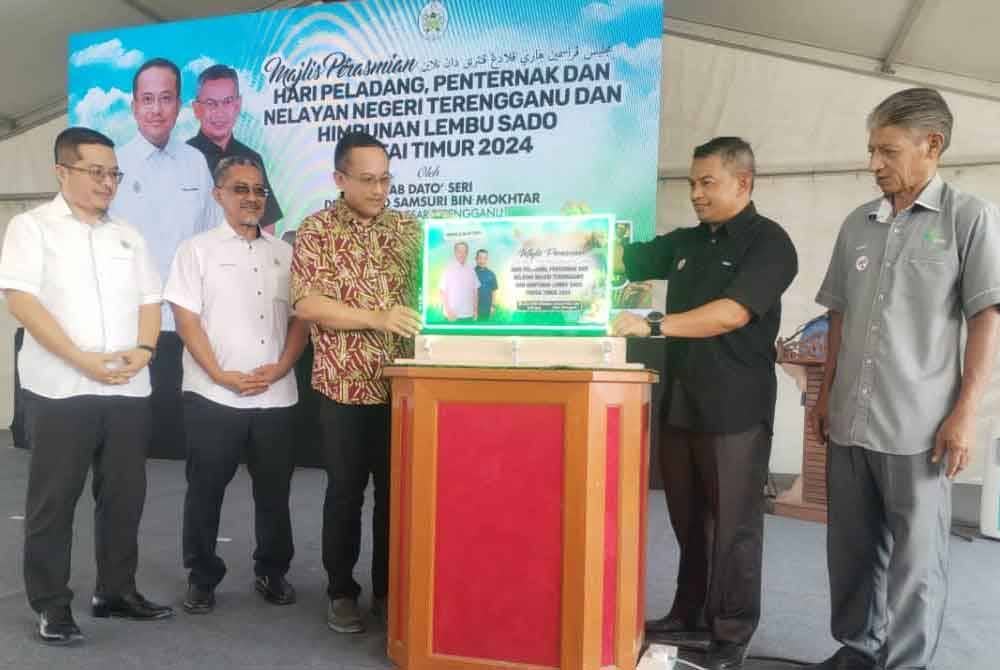 Ahmad Samsuri (tiga dari kiri) merasmikan majlis Hari Peladang, Penternak, dan Nelayan Negeri Terengganu dan Himpunan Lembu Sado Pantai Timur Tahun 2024.