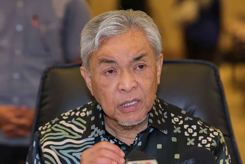 Ahmad Zahid bercakap pada sidang media pada Pemukiman Pertengahan Tahun Kementerian Kemajuan Desa dan Wilayah pada Khamis. Foto Bernama