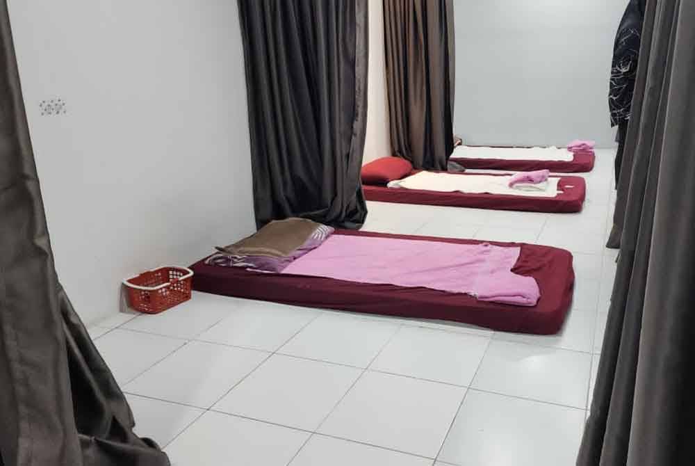 Bilik yang disediakan sebuah premis refleksologi di Kepong, Kuala Lumpur.