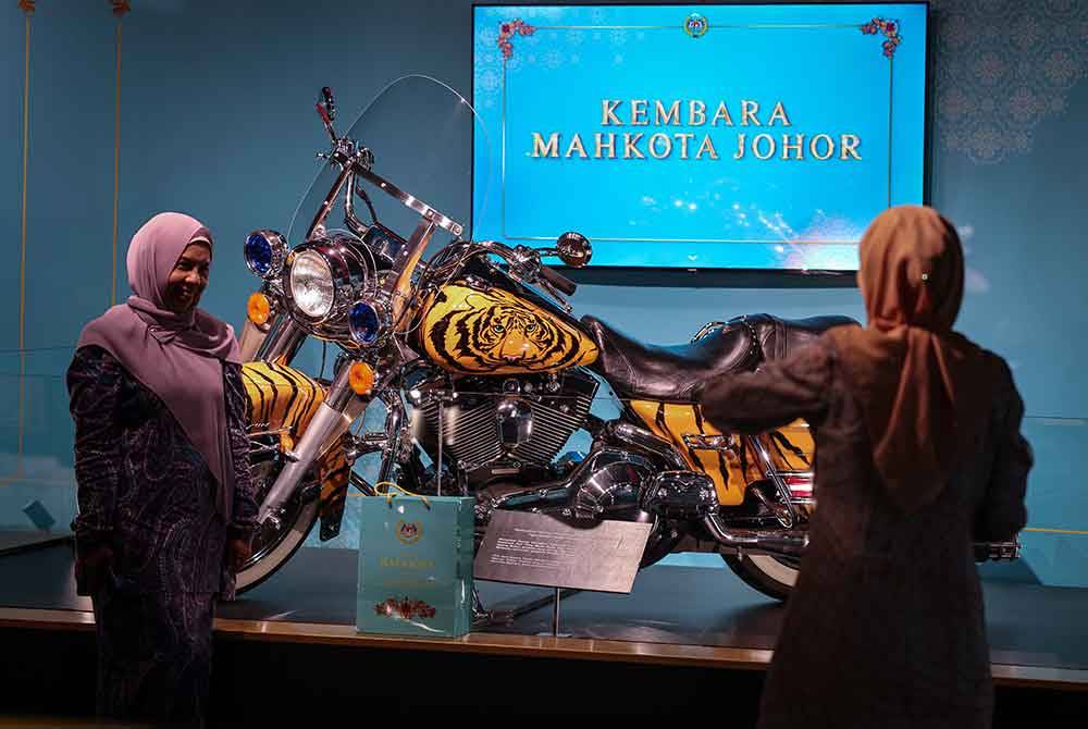 Hadirin sempat bergambar bersama motosikal berkuasa tinggi yang digunakan Yang di-Pertuan Agong Sultan Ibrahim dalam program Kembara Mahkota Johor pada Pameran Raja Kita di Muzium Negara hari ini.