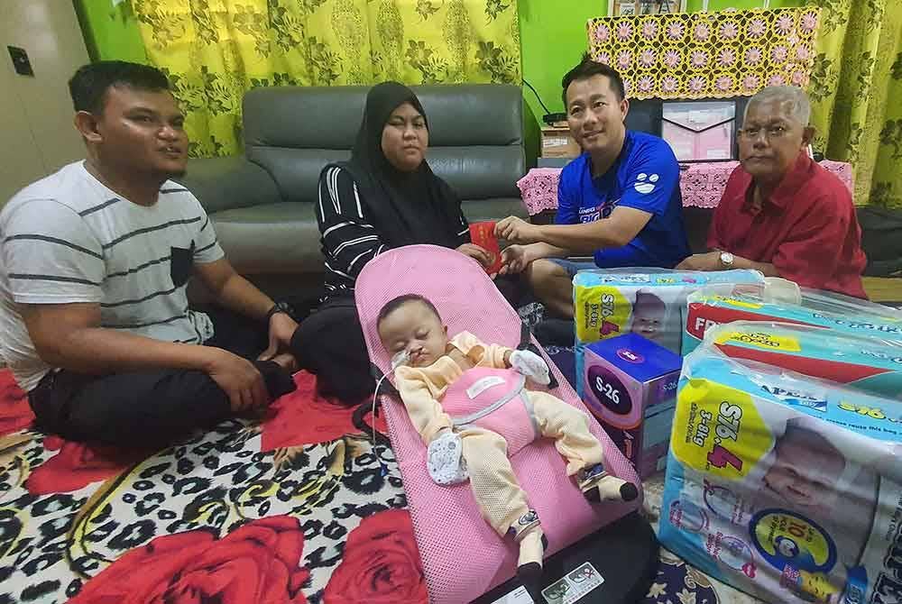 Quan Long menyampaikan sumbangan bagi meringankan beban Mohammad Asri sekeluarga.