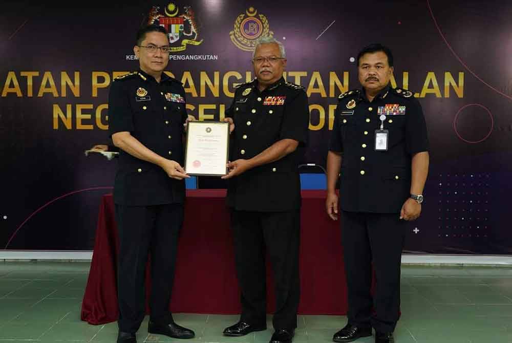 Azrin (kiri) menerima sijil penghargaan daripada SPRM Selangor yang disampaikan oleh Alias pada Rabu. Foto JPJ Selangor