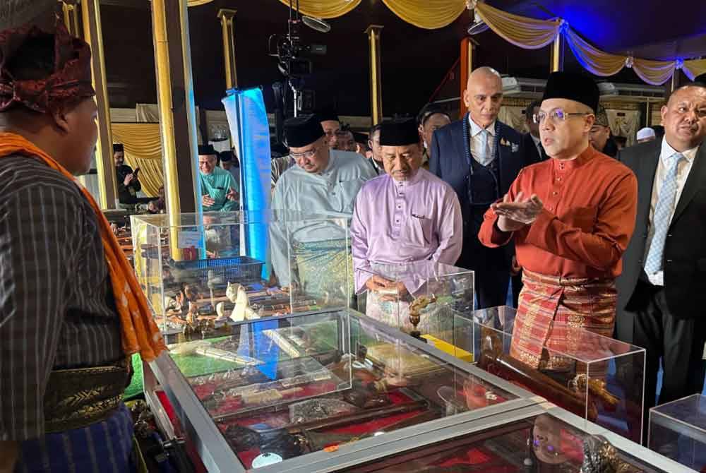 Tengku Muhammad Fakhry (dua dari kanan) diiringi Mohd Nassuruddin (empat dari kiri) melawat ke pameran keris di Istana Balai Besar di Kota Bharu.