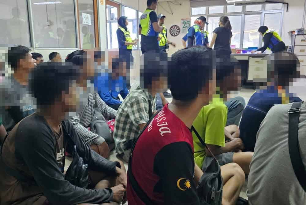 Seramai 27 pekerja asing warganegara China dan Myanmar ditahan dalam Op Pintas Mega Atipsom di sebuah kilang di Ipoh pada Khamis.