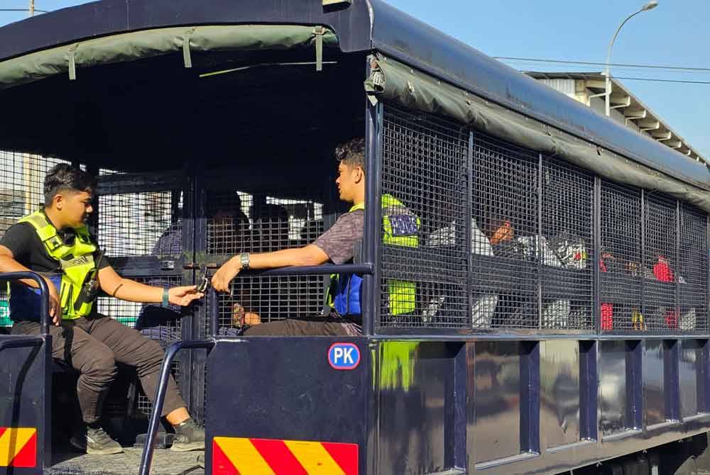 Kesemua 27 warga asing dan seorang pengarah syarikat dibawa ke IPK Perak untuk proses dokumentasi dan siasatan lanjut.