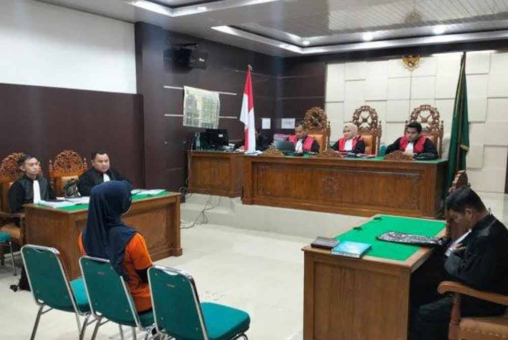 Wanita itu ketika dibicarakan di mahkamah. Agensi