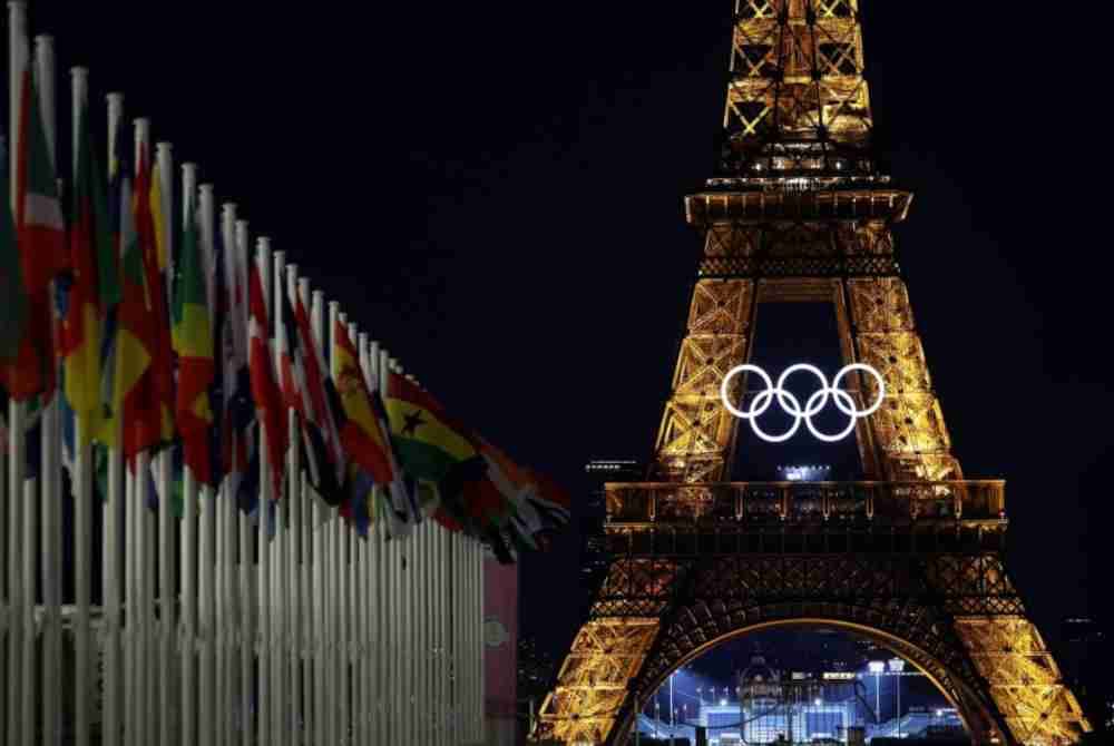 Pemandangan waktu malam Menara Eiffle. Gegelung Olimpik di Menara Eiffel pasti menjadi daya tarikan yang hebat dan menambahkan suasana meriah sempena Sukan Olimpik Paris 2024. Foto Bernama