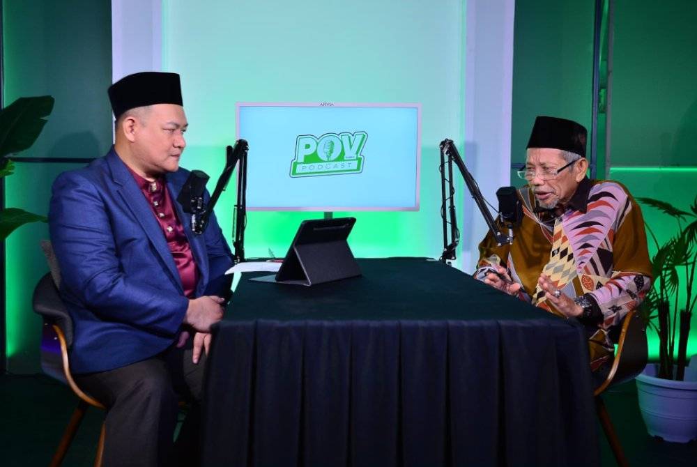 SHAIKH HARUN (kanan) bersama hos, Azman Mohd Nawi pada program Podcast POV Sinar Islam Plus dibawakan khas oleh MAIDAM.