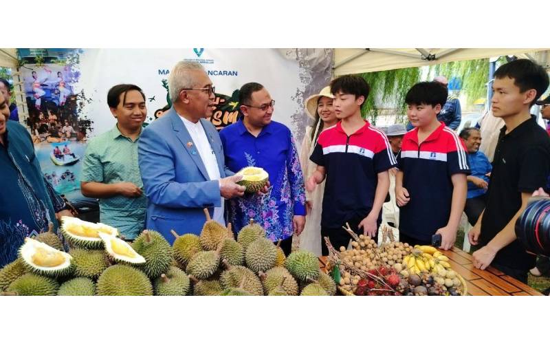 Peserta antarabangsa daripada Politeknik Beijing dan Beifang Automotive Education Group (Beifang),China diperkenalkan dengan buah-buahan tempatan..