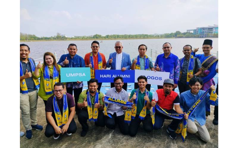 Dr Yuserrie (barisan belakang, tengah) bersama wakil alumni yang hadir pada Pelancaran Program Editourism @ UMPSA dan Perasmian 12 Ogos sebagai Hari Alumni UMPSA di Pusat Rekreasi Air UMPSA Kampus Pekan
