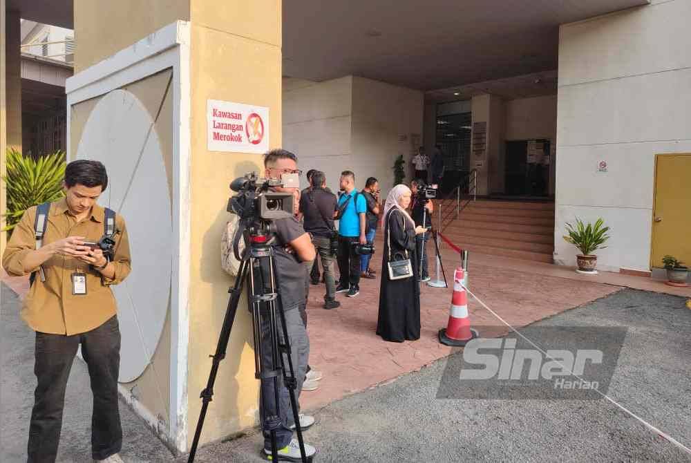 Antara petugas media yang hadir.