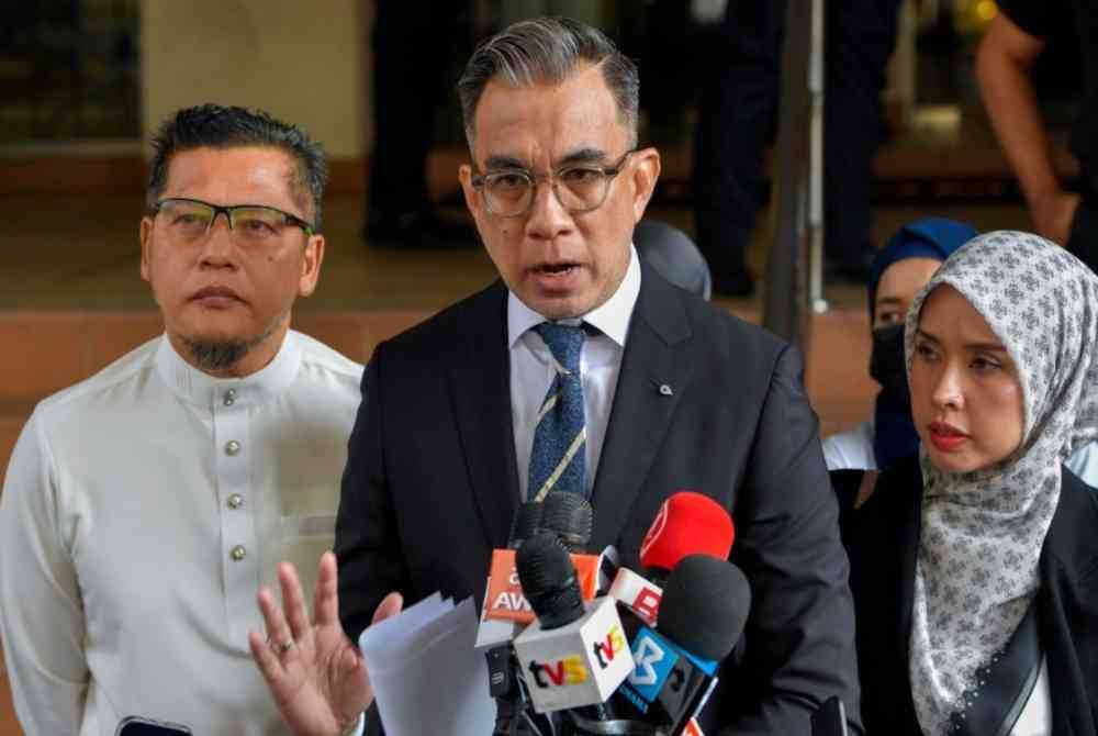 Peguam Fahmi Abd Moin yang mewakili bapa kepada kanak-kanak autistik Zayn Rayyan Abdul Matiin mengadakan sidang media di hadapan Kompleks Mahkamah Petaling Jaya hari ini. Foto Bernama