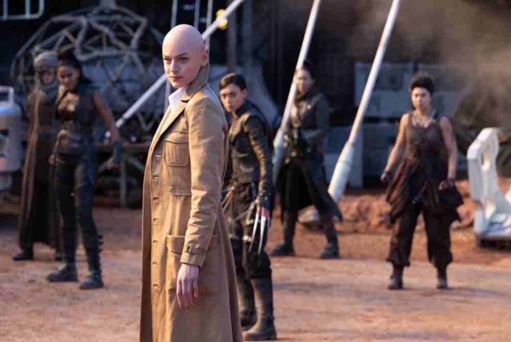 Emma Corrin tampil cemerlang sebagai villan bernama Cassandra Nova.