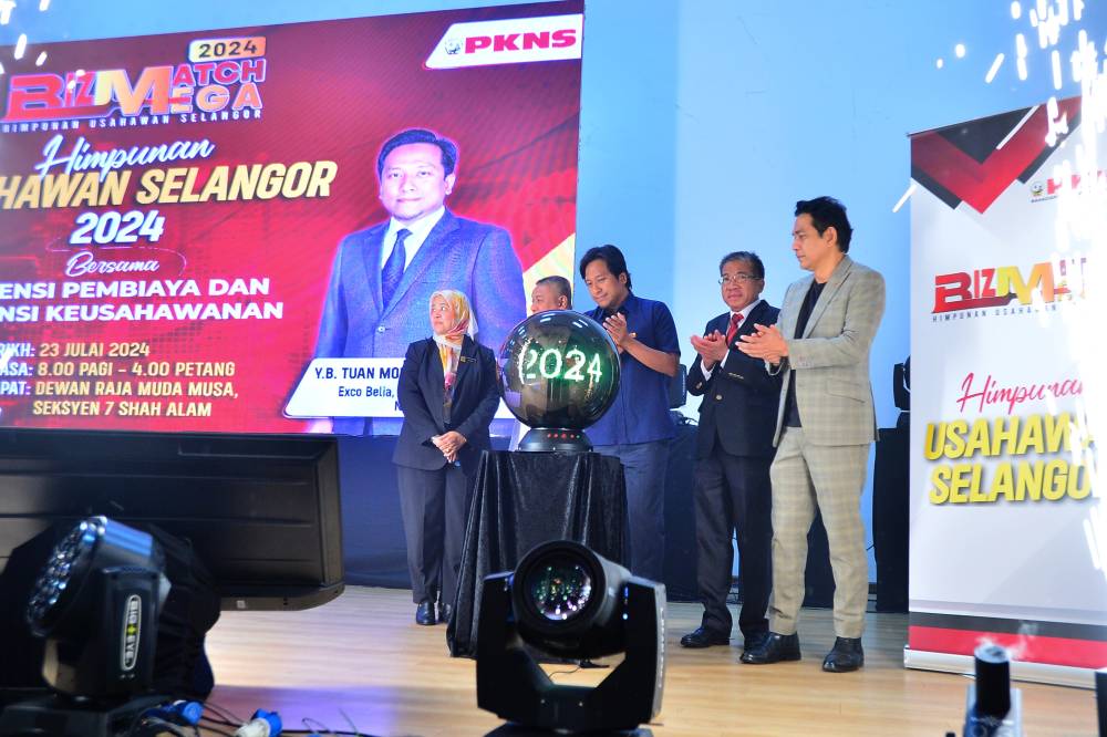 Mohd Najwan (tengah) merasmikan Bizmatch Mega PKNS:Himpunan Usahawan Selangor berlangsung di Dewan Raja Muda Musa di sini pada Selasa.