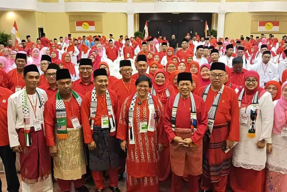 Ahmad (empat dari kanan) dan Azalina (empat dari kiri) selepas merasmikan Mesyuarat Perwakilan UMNO Bahagian Pengerang kali ke-21 Tahun 2024 di Lotus Desaru Beach Resort, Bandar Penawar, Kota Tinggi, pada Jumaat.