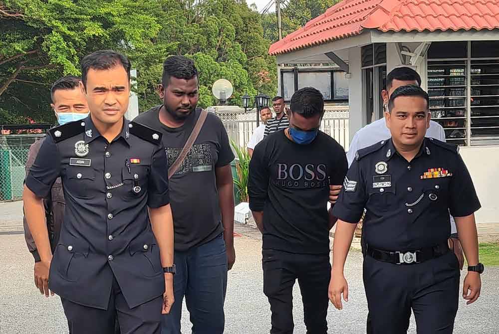 Logeswaran dan Rajasingam diiring polis di mahkamah