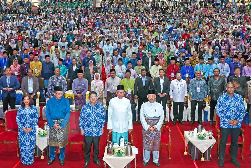 Anwar bergambar selepas Majlis Penutup Kongres Koperasi Kebangsaan 2024 di Pusat Dagangan Dunia Kuala Lumpur pada Jumaat. Foto Bernama