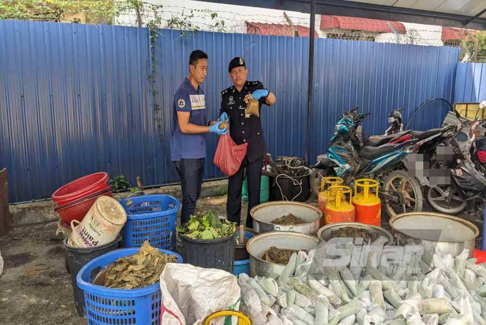 Ahmad Shafiki (kanan) menunjukkan bungkusan mengandungi cecair ketum. Foto Sinar Harian/ADILA SHARINNI WAHID