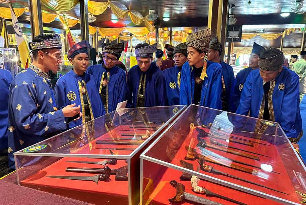 Pesilat dari Persatuan Silat Cekak Pusaka Hanafi Kelantan mengunjungi Festival Keris yang diadakan di Istana Balai Besar, Kota Bharu.