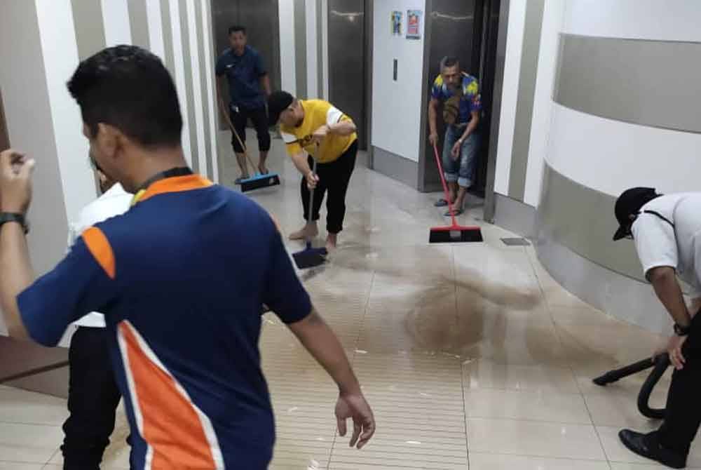 Tangki yang 'overflow' di tingkat 17, Komtar menyebabkan 17 lif di bangunan itu terpaksa dihentikan operasi.