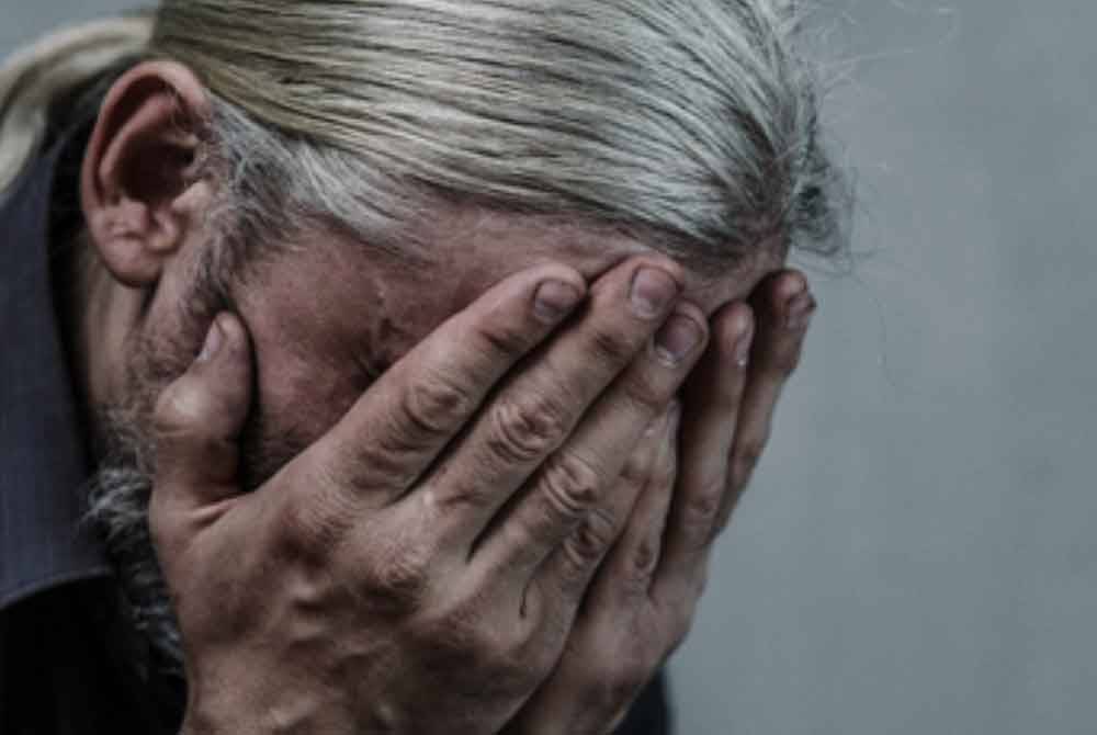 Seorang warga emas tidak lena tidur apabila wang peninggalan suaminya berjumlah RM249,7000 lesap, akibat terpedaya dengan helah daripada dua individu melalui panggilan telefon. Foto Bernama